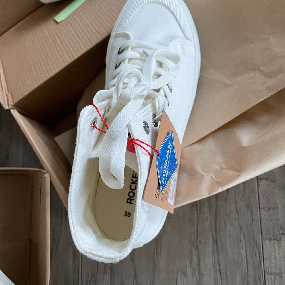 Rockfish white sneakers ( water repellent )